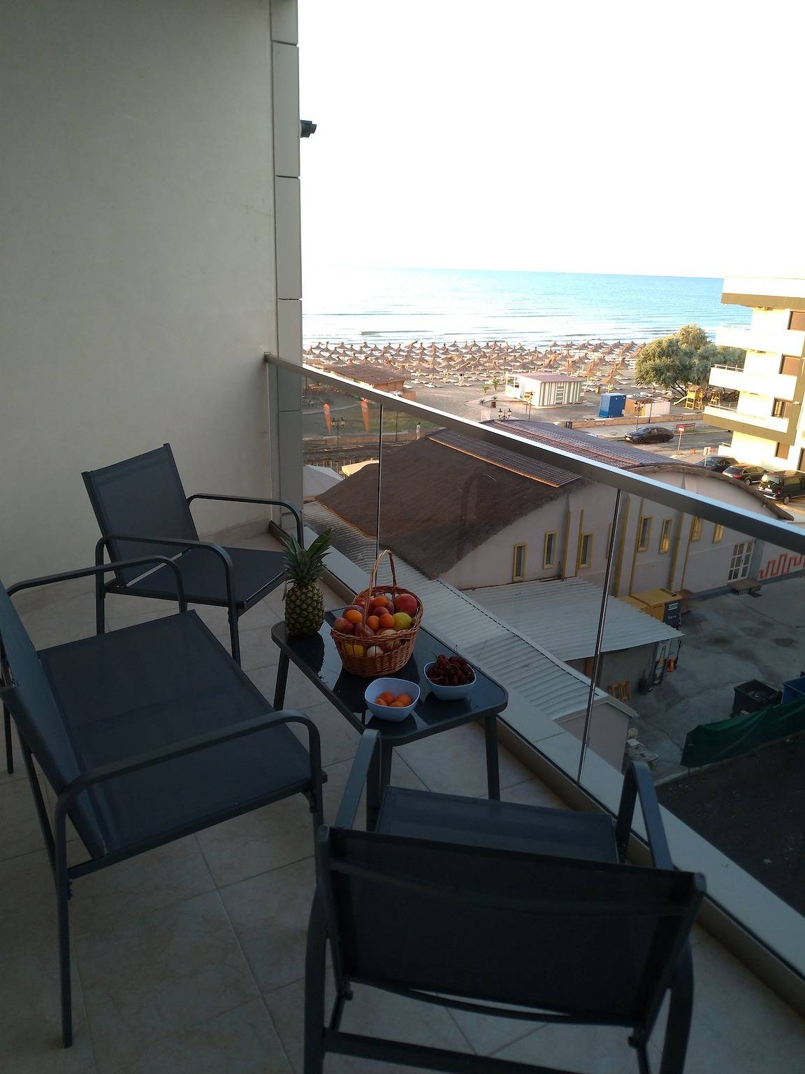 Ganze Wohnung, 2 Zimmer Apart, max 5 Erwachsene, herrlicher Blick auf den Strand und das Meer in Konstanza