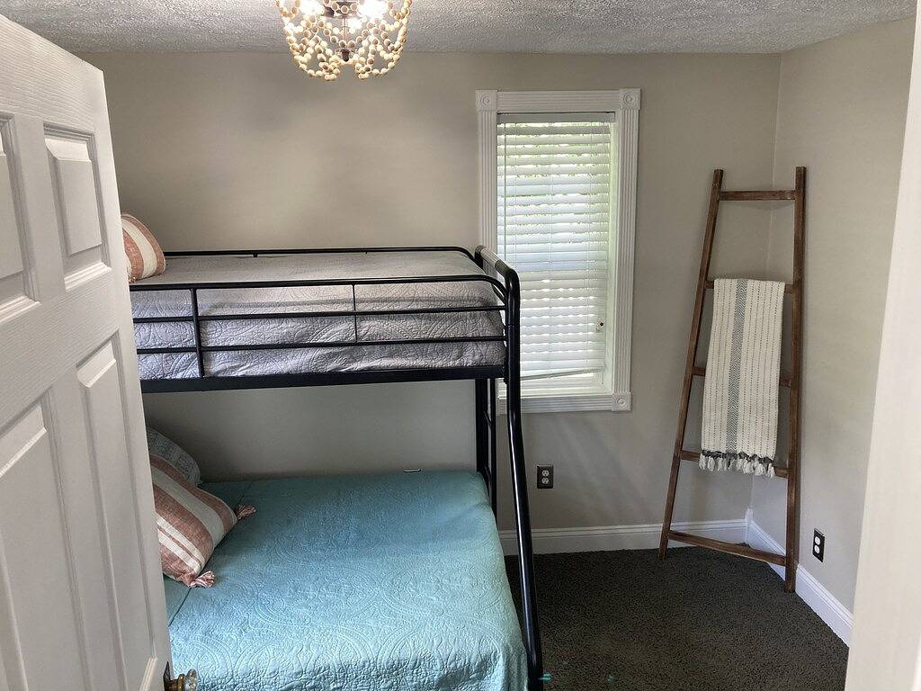 Best of Both Worlds! 5th Avenue Beach and Downtown Within Walking Distance!! in Manistee, Manistee County