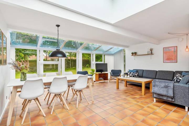 Helles und großzügiges Ferienhaus mit großen Terrassen, Badezuber und schönem Naturgrundstück – fußläufig zum Strand, zur Stadt und den landschaftlich reizvollen Gebieten im nördlichen Ebeltoft. in Vibæk Strand, Ebeltoft