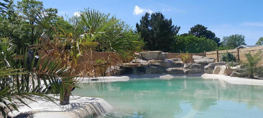 Camping pour 4 personnes, avec piscine et jacuzzi ainsi que jardin et bassin pour enfant