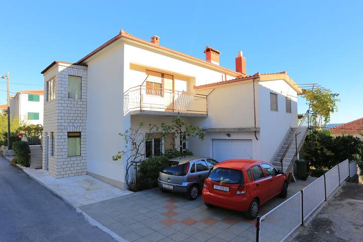 Apartamento entero, Apartamento para dos personas con terraza y vista al mar Seget Donji, Trogir A-2029-b in Trogir, Condado de Split-Dalmacia