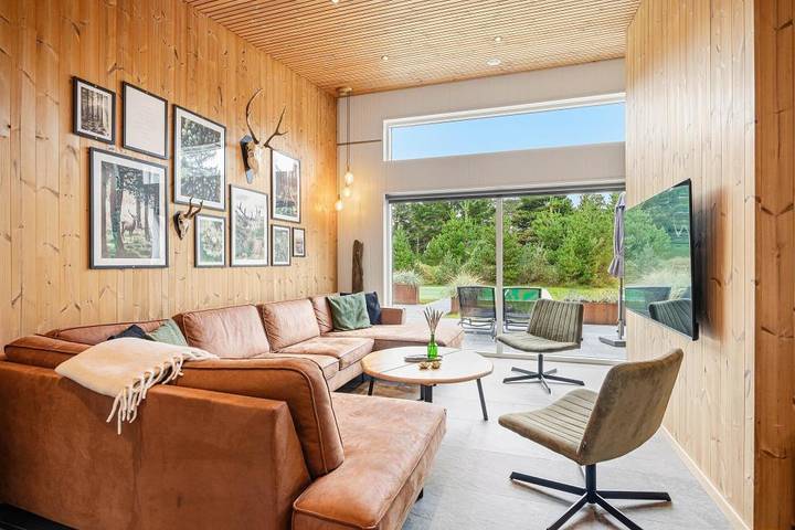 A fantastic, five-star holiday home with a pool, outdoor spa and sauna in Blåvand in Blavand, Región de Varde