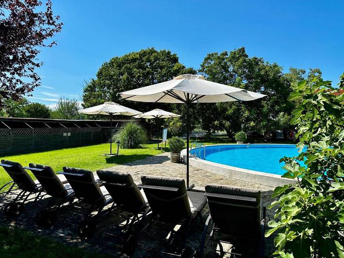 Hotel für 4 Personen, mit Garten und Pool sowie Seeblick, mit Haustier - 1