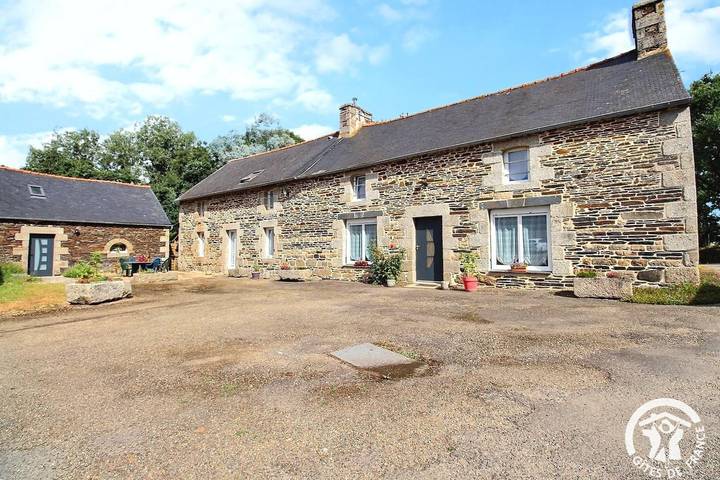 Gîte pour 8 personnes, avec Terrasse et Jardin à Saint-Nicolas-du-Pélem