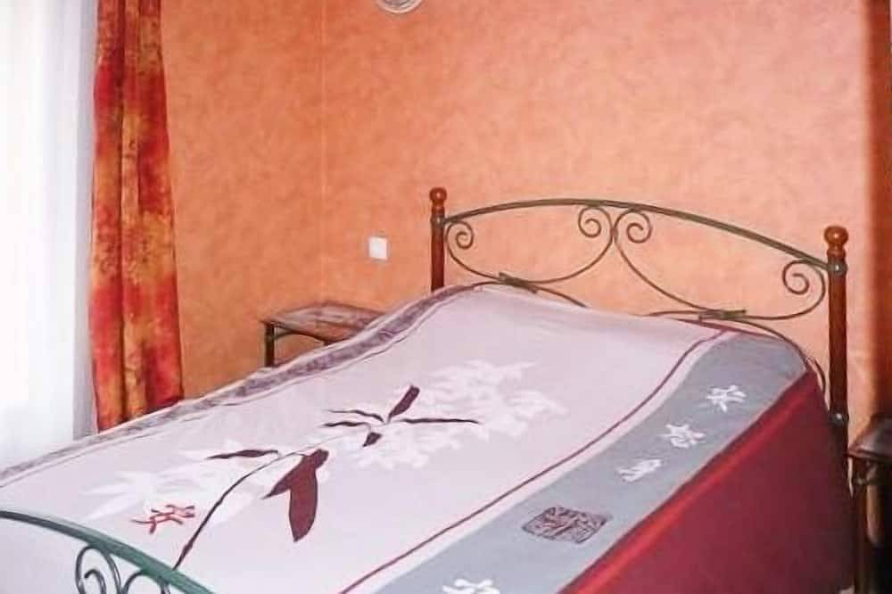 Provencal house in La Roquebrussanne, Côte méditerranéenne (France)