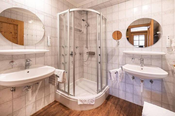 Zweibettzimmer Nr. 4 mit Dusche, Wc - Gästehaus Stotter in Neukirchen am Großvenediger, Pinzgau