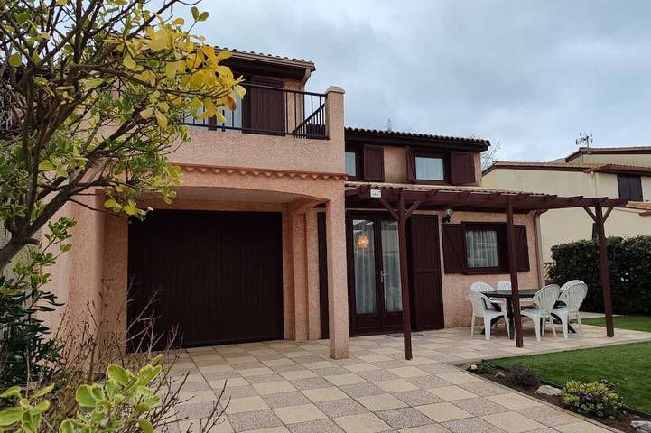 Hôtel pour 8 personnes, avec jardin ainsi que piscine et jacuzzi