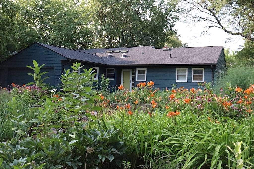 Right in Cy's Backyard: A few steps from Hilton Coliseum and Iowa State Center in Ames (IA), Story County