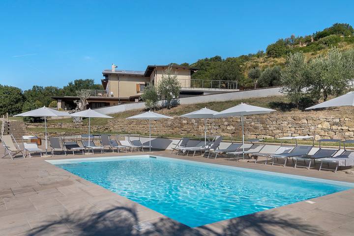 Appartamento intero, Appartamento La Radice con vista montagna, Wi-Fi e aria condizionata in Agropoli, Cilento Coast