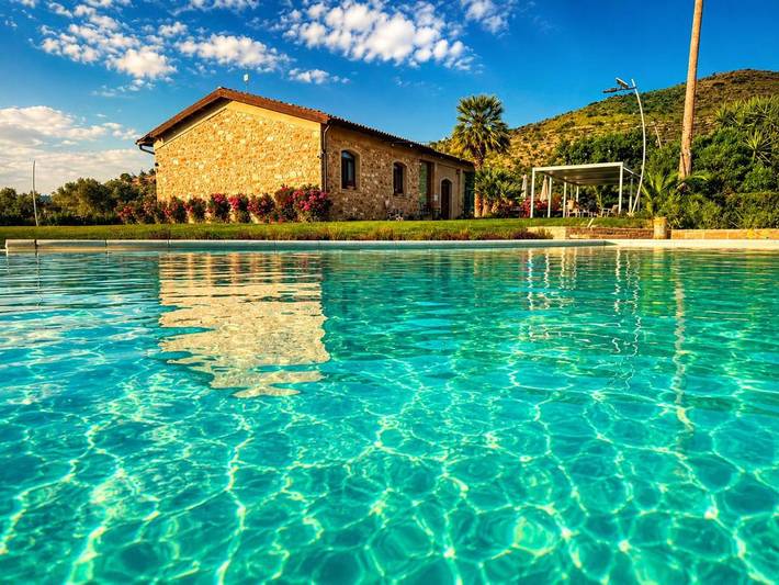 Location de vacances pour 3 personnes, avec Terrasse et Jardin ainsi que Bassin pour enfant et Piscine à Mazzarino - 2