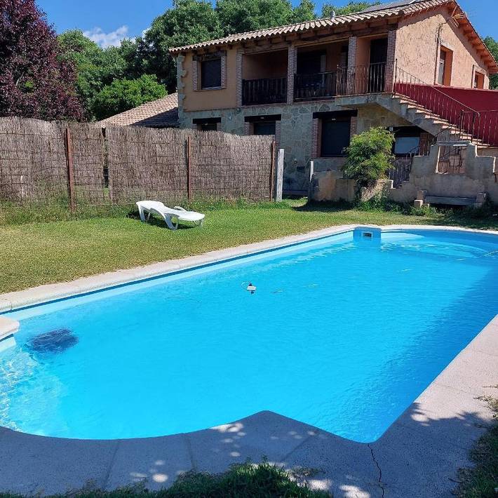 Location de vacances pour 16 personnes, avec jardin ainsi que piscine et vue, animaux acceptés à Candeleda