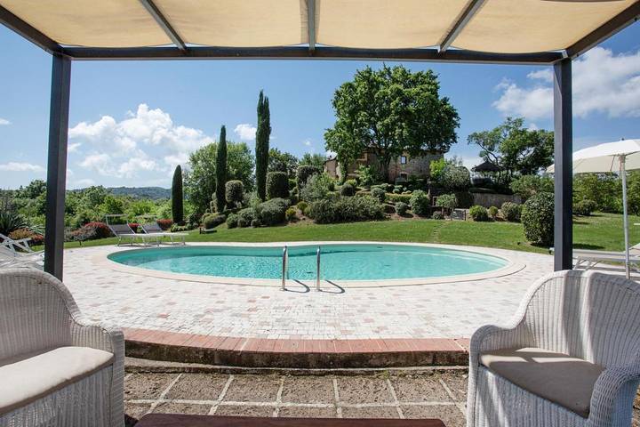 Agriturismo per 10 persone, con piscina e idromassaggio nonché giardino, adatto a famiglie con bambini a Cavriglia