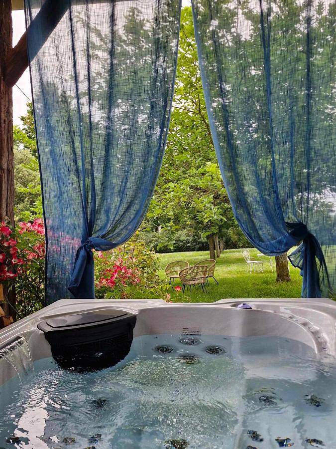 Chambre d’hôte pour 2 personnes, avec jardin ainsi que jacuzzi et terrasse