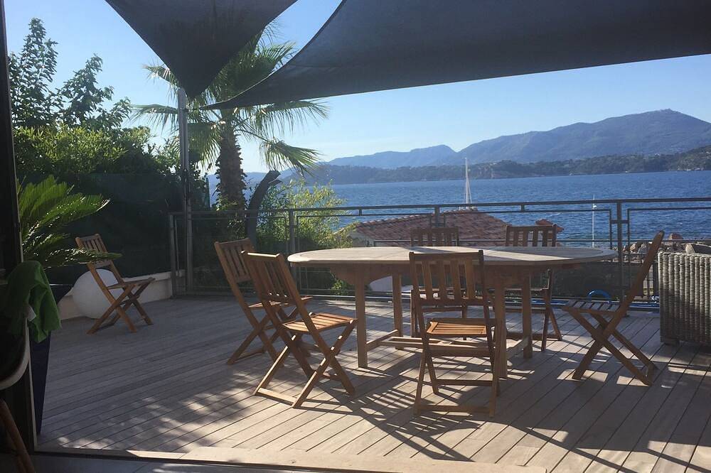 Belle Villa neuve pieds dans l'eau avec piscine, vue mer à 180 degrés in Le Pradet, Parc national de Port-Cros