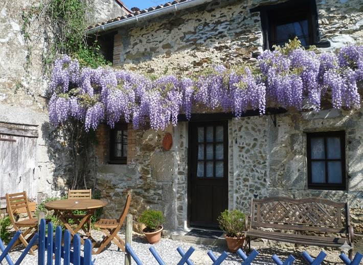 Gîte pour 5 personnes, avec piscine, adapté aux familles à Vernoux-en-Gâtine