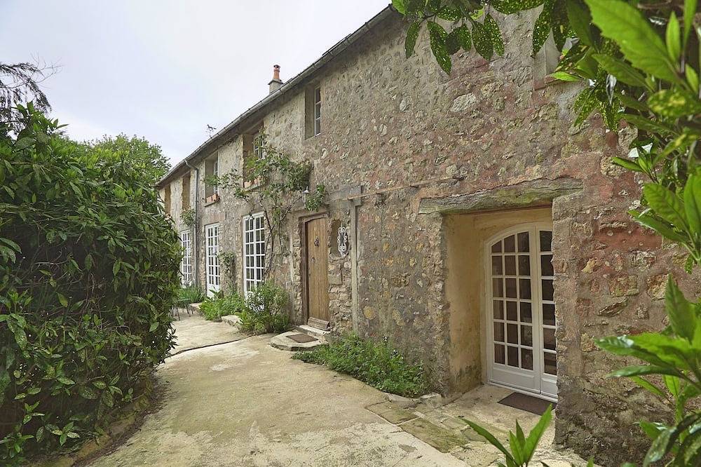 Carriage House auf dem Gelände des Chateau Le Mont Epinguet in Brix, Côte de la Déroute