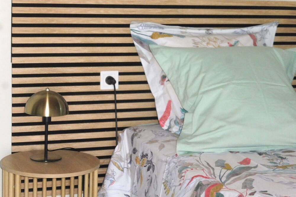 Appartement entier, Studio « Chambre Indépendante, Sdb Privée » avec terrasse privée, Wi-Fi et climatisation in Saulcet, Allier