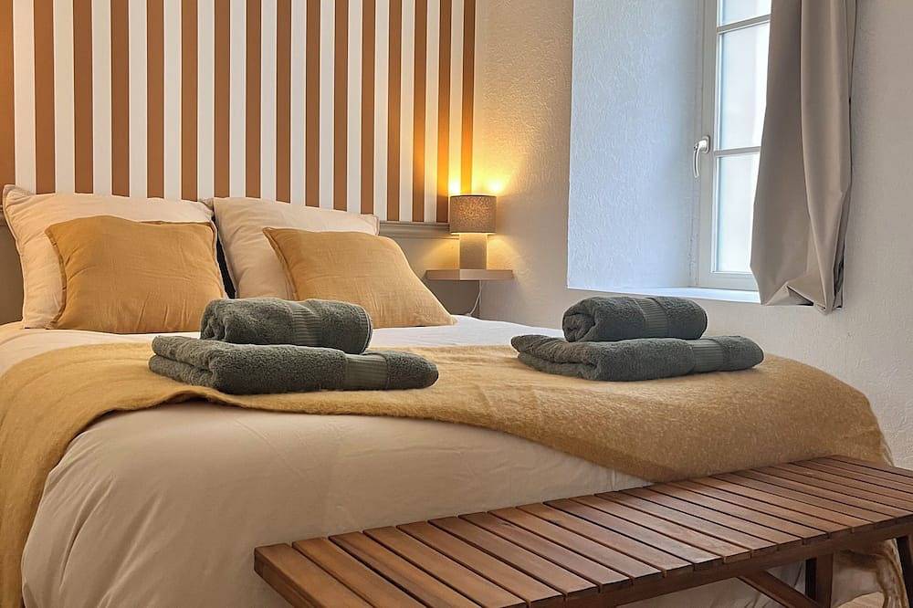 Entire apartment, Bright T3 apartment - downtown - parking in Dol-de-Bretagne, Saint-Malo region