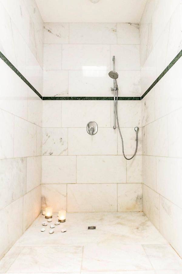 Ganze Wohnung, Dreamapartment La Vigna "Stone" Suite mit eigenem Indoorpool & Sauna & Grillhütte - Weil am Rhein in Weil am Rhein, Südschwarzwald