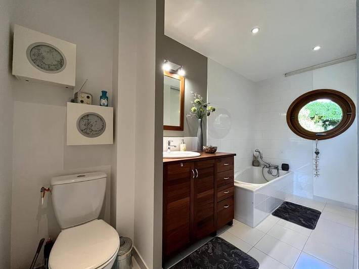 Location de vacances pour 6 personnes, avec piscine ainsi que terrasse et jardin à Landevieille - 3