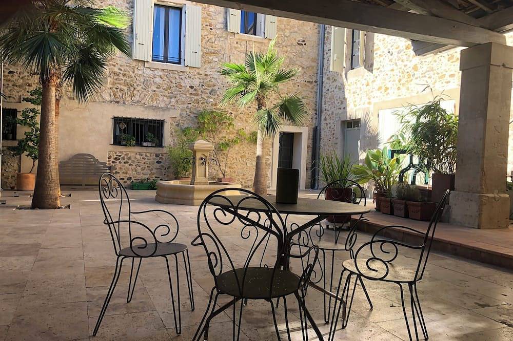 Renovated stone building - 4 luxury apts each on-suite in Sw France wine village in Roujan, Mittelmeerküste (Frankreich)