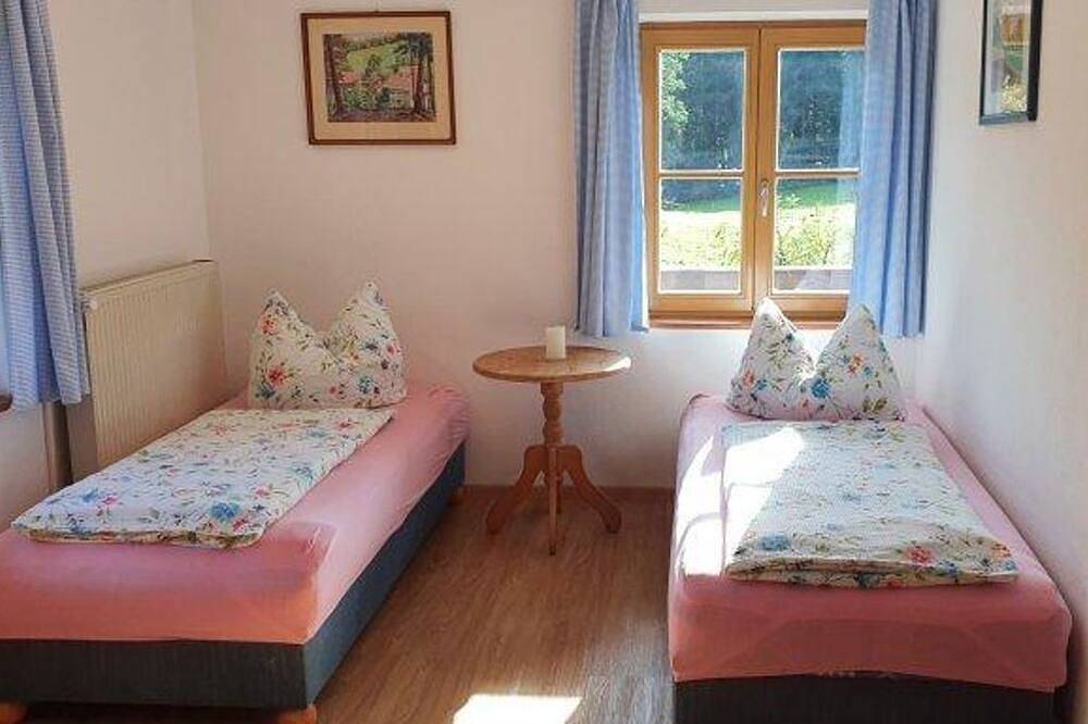 Farm Bolzmacher - holiday apartment in the morning sun in Münsing, Starnberger See