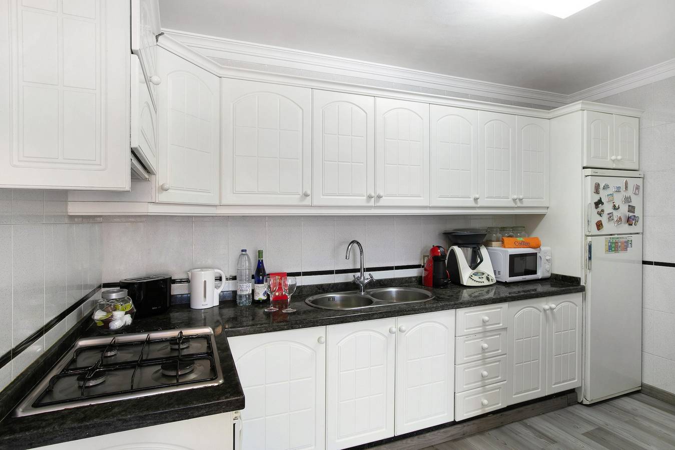 Apartamento entero, Apartamento de vacaciones 'Playa de las Teresitas' con vistas a la montaña, balcón y Wi-Fi in Las Barranqueras, Santa Cruz de Tenerife