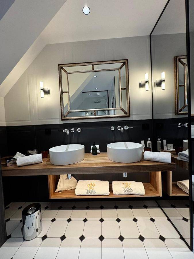 Hôtel pour 2 personnes, avec jardin et vue ainsi que piscine et sauna, animaux acceptés à Port-Lesney - 3