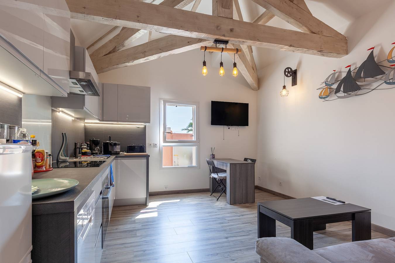 Appartement entier, Appartement lumineux refait à neuf avec Wi-Fi et climatisation in Sanary-sur-Mer, Côte méditerranéenne (France)