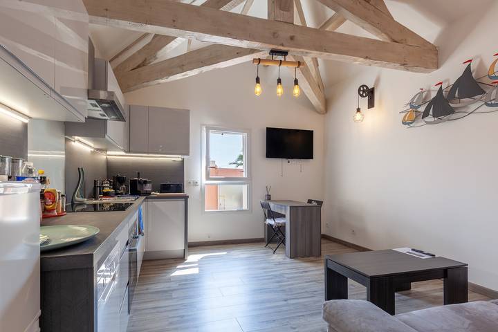 Geheel appartement, Licht, volledig gerenoveerd appartement met wifi en airconditioning in Sanary-sur-Mer, Middellandse Zeekust (Frankrijk)