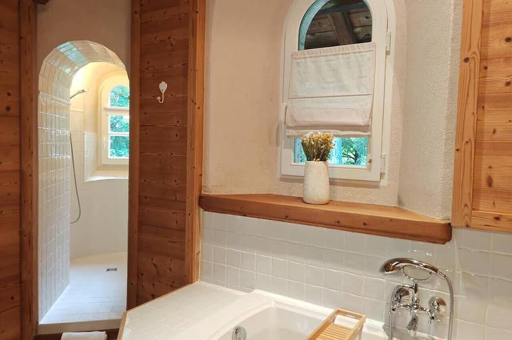 Entire apartment, Cozy Chalet w/Fireplace, Patio & Barbecue. Pet Friendly! in Parc naturel régional du Haut-Jura