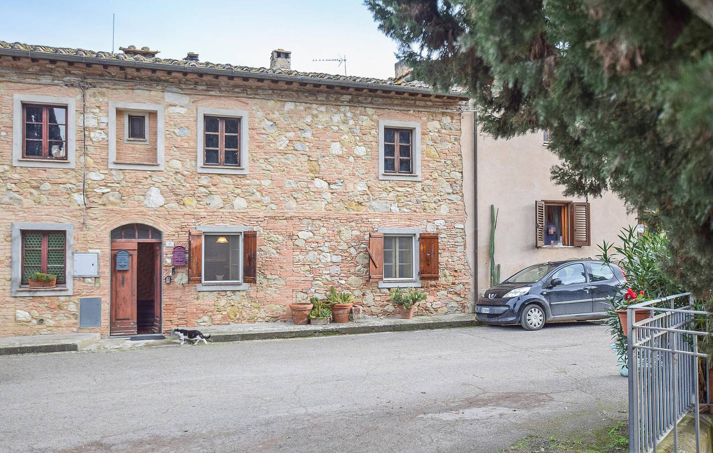 Gemütliches 90-qm-Apartment mit Parkplatz, AC und Flussblick in Peccioli, Pisa Provinz