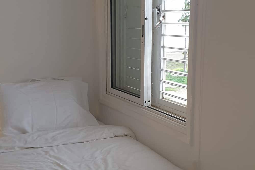 Villa right on a Shallow Sandy Beach, just 40m walk to the water. in Πύλα, Larnaca Bezirk