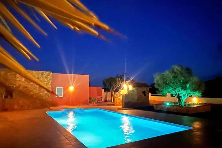 Finca für 9 Personen, mit Whirlpool und Terrasse sowie Garten