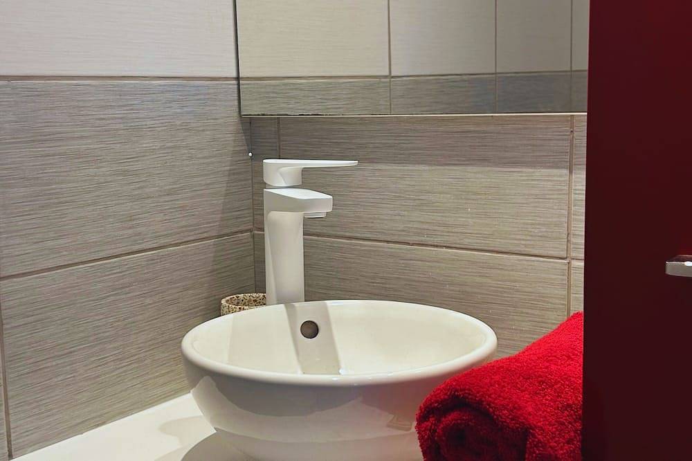 Appartement entier, Le Cocon Bleu, studio duplex cosy et lumineux in Précy-sur-Oise, Oise