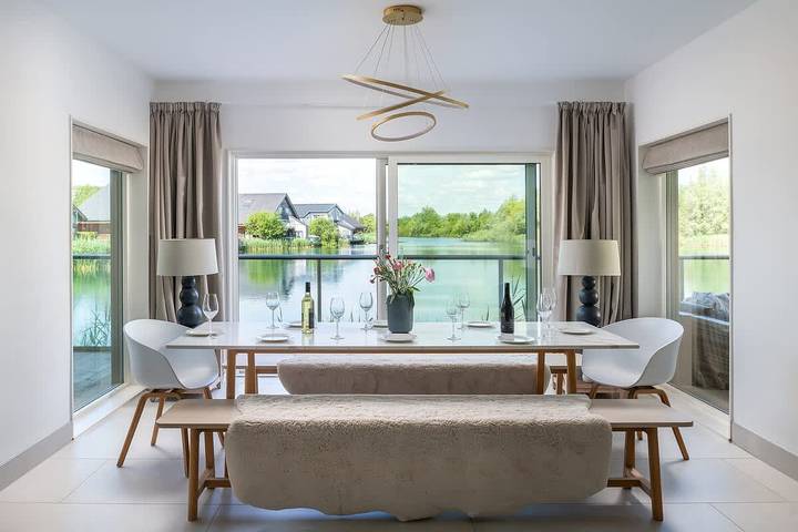 Serendipity | Cotswold Lakehouse | Hot Tub & Kayak in Wiltshire