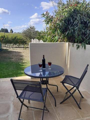 Gîte pour 2 personnes, avec vue et jardin à Loubès-Bernac