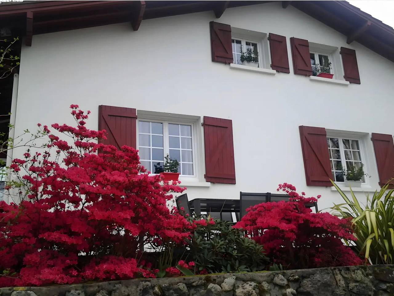 Gästezimmer „Gastandeia“ mit Bergblick, privater Terrasse und Wlan in Cambo-les-Bains, Bayonne und Umgebung