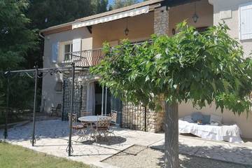 Location de vacances pour 8 personnes, avec jacuzzi ainsi que terrasse et jardin à Montfrin