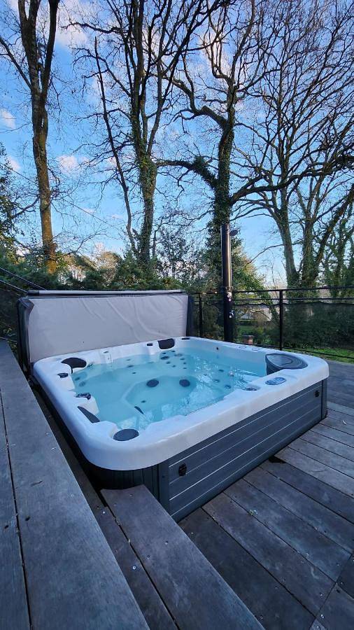 Villa Nature Salle de Sport Jacuzzi in Saint-Jean-la-Poterie, Région de Vannes