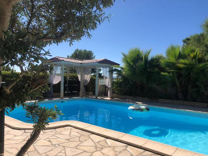 Location de vacances pour 6 personnes, avec jardin ainsi que vue et piscine, animaux acceptés à Oupia