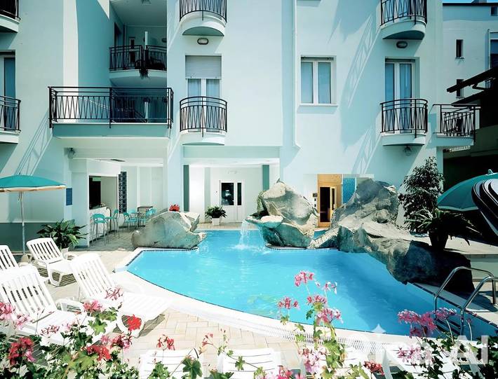 Appart’hôtel pour 8 personnes, avec piscine et jacuzzi ainsi que sauna et terrasse, animaux acceptés