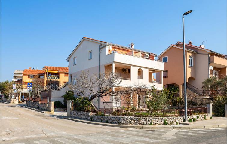 Ganze Ferienwohnung, Modernes Apartment mit Terrasse, 200 m von der Küste und 100 m vom Bistro Melin entfernt in Cres Stadt, Cres