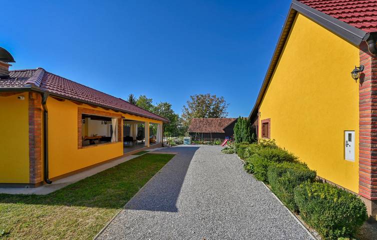 Reizende 142 m² große Wohnung mit Pool, WLAN und Parkplatz in Bjelovar-Bilogora