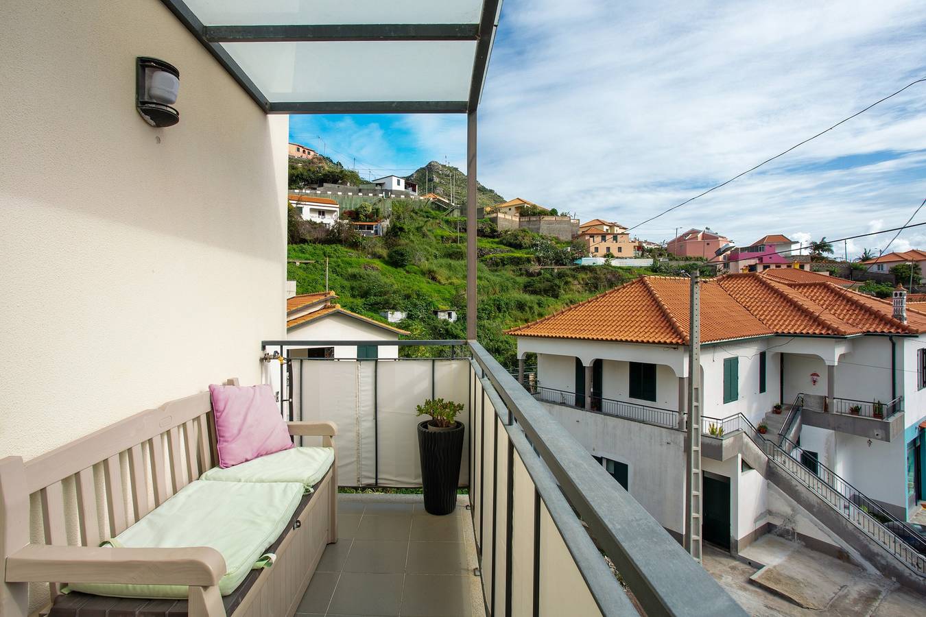 Ganze Wohnung, Ferienwohnung 'Eden' mit Bergblick, Balkon und Wi-Fi in Machico, Madeira