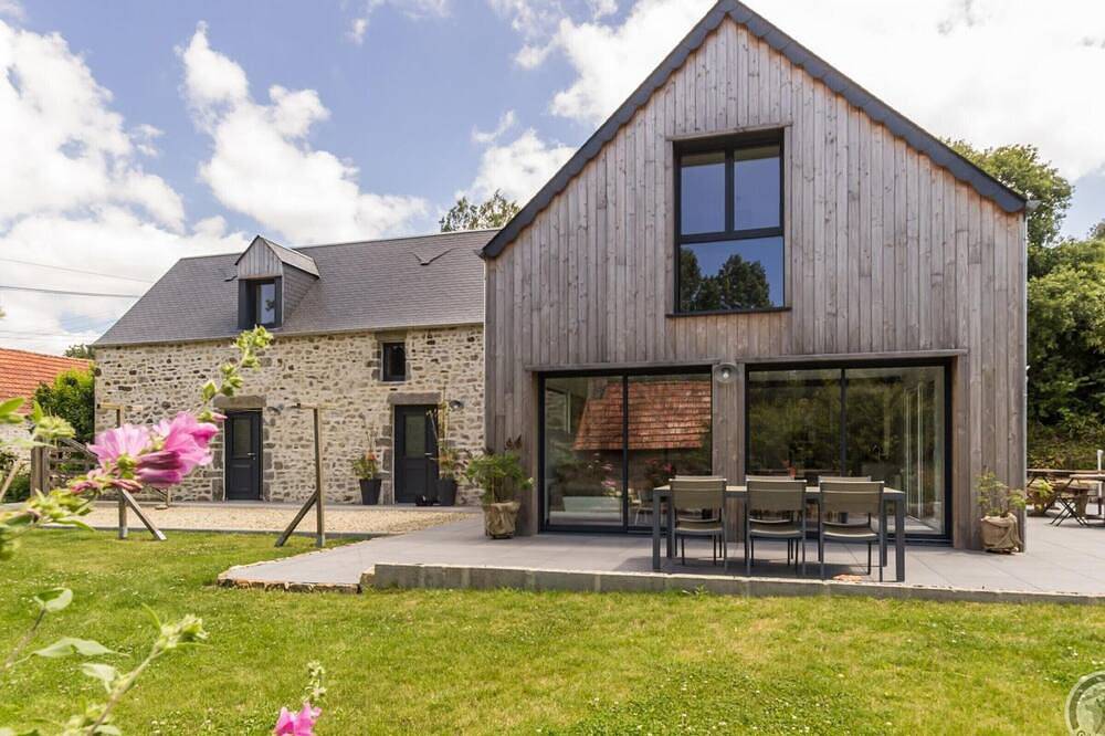 Maison conviviale avec jardin, 4 chambres, accès Pmr, près d'un cours d'eau in Les Moitiers-d'Allonne, Côte de la Déroute