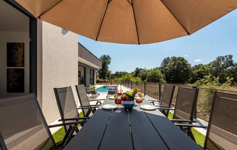 Appartement confortable de 2 chambres avec piscine, près de la plage et Wi-Fi in Nin, Région de Zadar