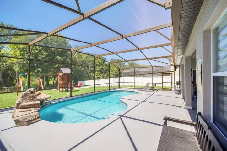 Vacation rental for 18 people, with pool, kid friendly in Poinciana