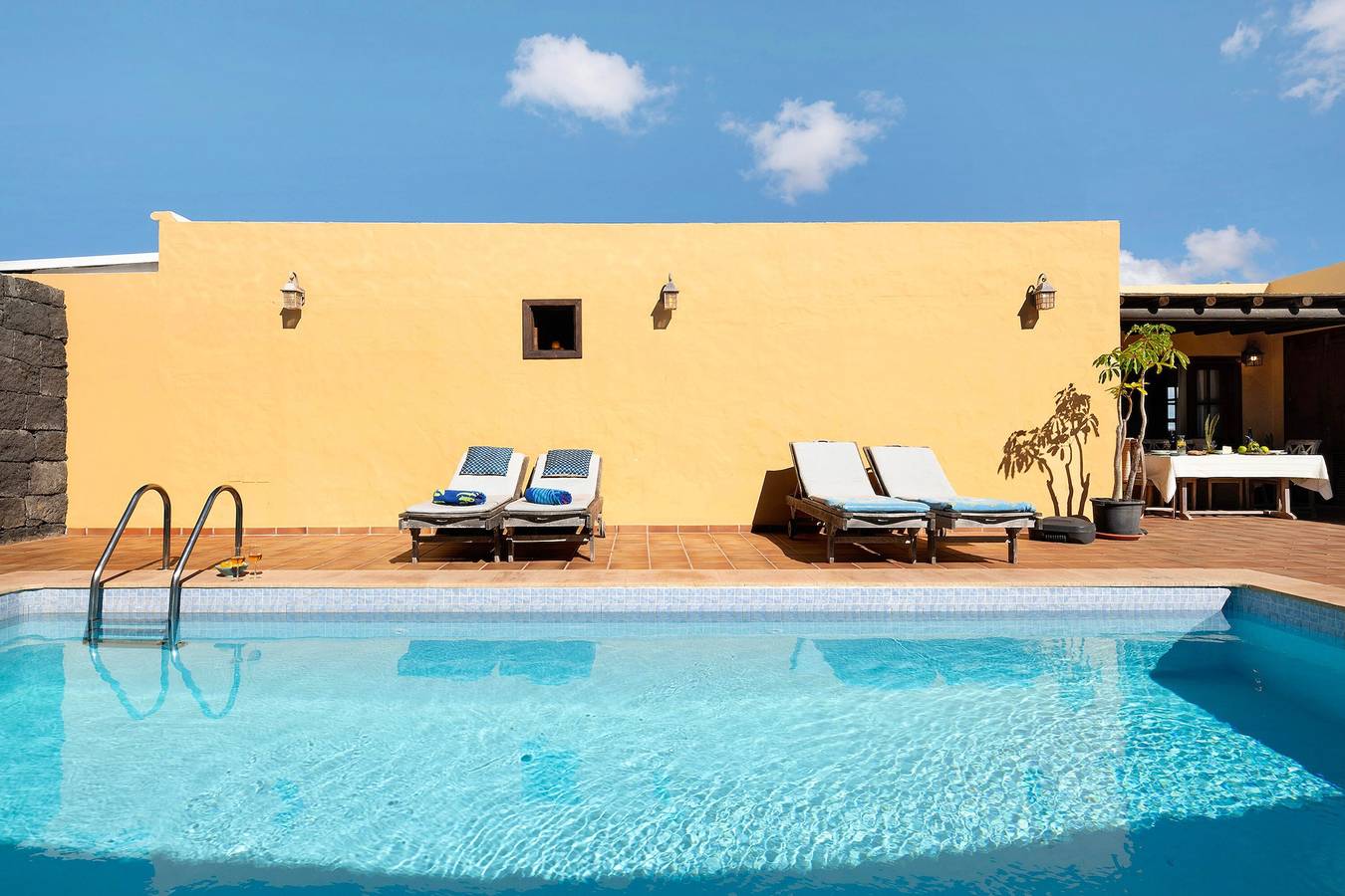 Vacation Home "Finca Acequia" with Sea View, Private Pool & Wi-Fi in Tinajo, Timanfaya National Park