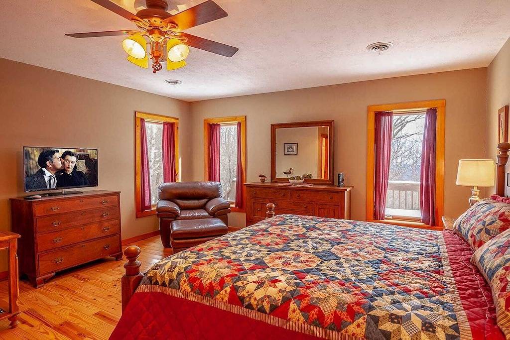 3Br / 3. 5Ba Authentic Mountain Home mit herrlicher Aussicht, Whirlpool in Master Suite, Spiel- und Spielzimmer, angebaute Garage, in der Nähe von Skilaufen! in Blue Ridge Parkway, Caldwell County